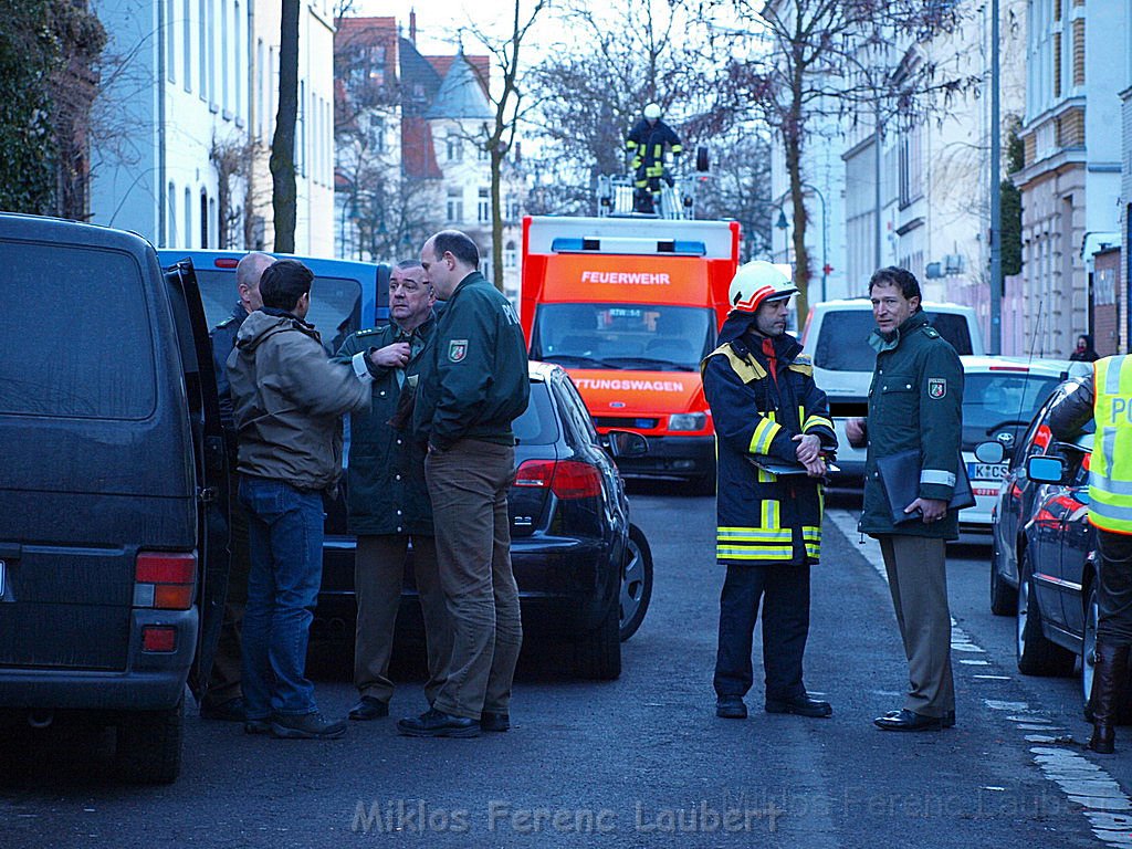 Einsatz Feuerwehr SEK Polizei Koeln Nippes Merheimerstr P176.JPG